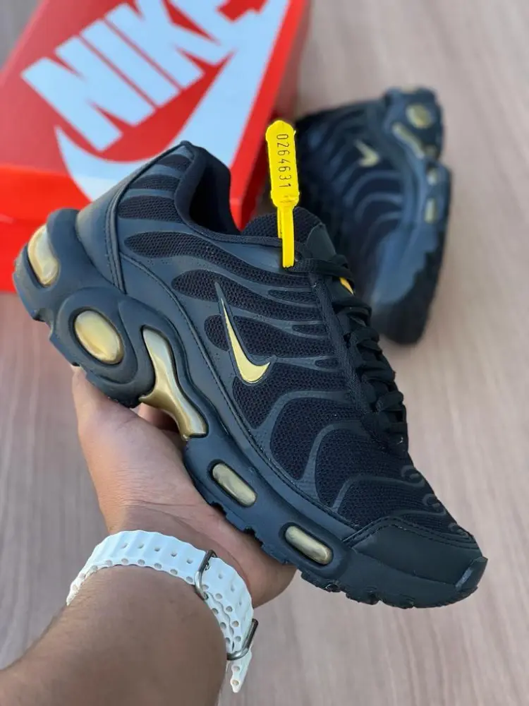 Air max preto e dourado best sale